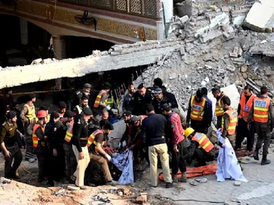 पाकिस्तान के प्रधानमंत्री शहबाज शरीफ ने पेशावर में हुए आतंकी हमले को लेकर PTI पर खड़े किए सवाल. (AFP)