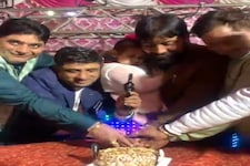VIDEO: 'लाइटर था', बर्थडे पार्टी में बच्ची के हाथ में रिवाल्वर देने की कोशिश