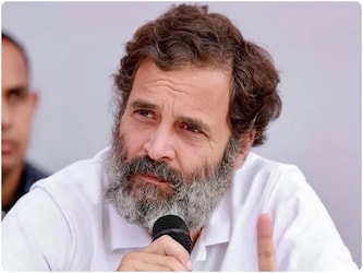  वायनाड से सांसद राहुल गांधी ने अगर अपने भाषण से सरकार पर प्रहार किया तो उसके बाद वह सत्तारूढ़ बीजेपी के नेताओं के निशाने पर आ गए. वैसे राहुल लगातार सुर्खियों में रहते हैं. उन्हें तमाम मुद्दों को बेबाकी से उठाने वाले नेता के तौर पर भी जाना जाने लगा है. राहुल गांधी के सियासी करियर के बारे में तो मोटे तौर पर हम सभी जानते हैं. क्या उनकी पढ़ाई लिखाई से भी आप वाकिफ हैं. (पीटीआई फाइल फोटो)