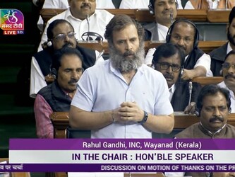  राहुल गांधी ने कुछ ही समय पहले 4080 किलोमीटर की भारत जोड़ो यात्रा श्रीनगर में खत्म हुई. इस यात्रा के दौरान वह लगातार खबरों में रहे. उनकी पदयात्रा में तो भीड़ जुट ही रही थी. वह लोगों से मिल रहे थे. इसमें यात्रा के अलावा कड़ाके की ठंड में कभी वह अपनी टीशर्ट के कारण चर्चा में आए तो कभी अपनी बढ़ती दाढी को लेकर. ताजातरीन तौर पर वह लोकसभा में गौतम अडाणी के मुद्दे पर भाषण को लेकर सुर्खियों में हैं. (फोटो- Sansad TV grab)