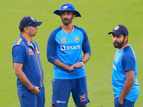 टीम इंडिया के मुख्य कोच राहुल द्रविड़ के साथ कप्तान रोहित शर्मा और बल्लेबाजी कोच विक्रम-AP