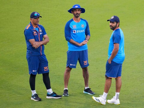 भारतीय टीम के कोच राहुल द्रविड़ कप्तान रोहित शर्मा और बल्लेबाजी कोच विक्रम के साथ-AP