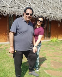  दीपिका जहां एक्टिंग के पेशे से जुड़ी रही हैं, वहीं उनके पति एक व्यापारी हैं और कॉस्मेटिक्स से जुड़ा बिजनेस संभालते हैं. उनकी कंपनी का नाम है- 'श्रृंगार बिंदी' और 'टिप्स एंड डोज कॉस्मेटिक्स.' (फोटो साभार: Instagram@dipikachikhliatopiwala)