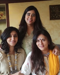  दीपिका ने 14 साल की उम्र में अपना करियर शुरू किया था और 18 साल की उम्र में 'रामायण' में मां सीता का रोल निभाया था. तब उनकी लोकप्रियता को देखते हुए बीजेपी ने उन्हें 1991 में वडोदरा लोकसभा सीट से चुनाव मैदान में उतार दिया था. वे आसानी से जीत गई थीं और उसी दौरान उन्होंने हेमंत टोपीवाला से शादी भी की थी. (फोटो साभार: Instagram@dipikachikhliatopiwala)