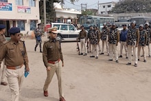 20 पुलिस जवान, 4 सशस्त्र बल, 2 अश्रु गैस दस्ता और वज्र वाहन से लैस होती है दंगा नियंत्रण की टीम, जानें कैसे करती है काम