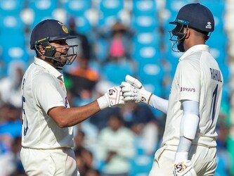  दिन का खेल खत्‍म होने तक रोहित 69 गेंदों का सामना करने के बाद 56 रन बनाकर खेल रहे हैं. केएल राहुल इस मैच में धीमी गति से रन बना रहे थे. उन्‍होंने 71 गेंदों पर 20 रन बनाए. दिन का खेल खत्‍म होने से ठीक एक ओवर पहले ऑस्‍ट्रेलिया के डेब्‍यूटेंट टोड मर्फी ने उन्‍हें अपनी ही गेंद पर कैच आउट कर दिया. केएल राहुल पहले ही खराब फॉर्म से जूझ रहे हैं. टी20 से बाहर होने के साथ-साथ वनडे फॉर्मेट में उनसे उपकप्‍तानी छीन ली गई है. इस मैच की पहली पारी में रन बनाने से चूककर उन्‍होंने अपने ही पैर पर कुल्‍हाड़ी मार ली है. (BCCI)