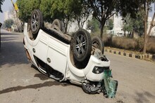 हरियाणाः रोहतक में बीच सड़क में पलटी फॉर्च्यूनर, छात्रा की मौत,  4 युवक घायल