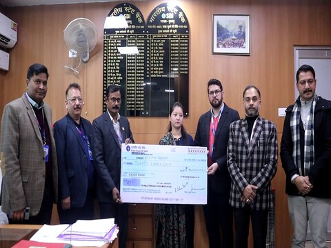 नवीन ने एसबीआई योनो ऐप के माध्यम से 1000 वार्षिक प्रीमियम पर इंश्योरेंस पॉलिसी ली थी.