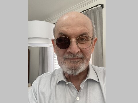 सलमान रुश्दी ने अपनी ताज़ा तस्वीर ट्विटर पर शेयर की है. (फोटो- Twitter@SalmanRushdie)