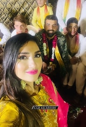  सामिया हसन अली ने अपने ऑफिशियल इंस्टाग्राम से शादाब खान की मेहंदी की रस्म की कई तस्वीरें और वीडियो शेयर किए हैं. सामिया शादाब खान की शादी के फंक्शन में शरीक हो रही हैं और उन्हें जमकर एन्ज्वॉय भी कर रही हैं. शादाब खान भी अपनी इस हिंदुस्तानी भाभी से मेहंदी की रस्म पूरी करवा कर बेहद खुश दिखाई दे रहे हैं. (Samiya Hassan Ali/Instagram)