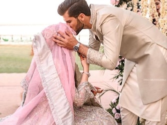  शाहीन अफरीदी 2 खिताब जीतकर अपने ससुर शाहिद अफरीदी से काफी आगे निकल गए हैं. पीएसएल की बात करें, तो शाहीन ने अब तक 25 मैच में कप्तानी की है. 17 में जीत हासिल की है जबकि 7 में उन्हें हार मिली. दूसरी ओर उन्होंने 2 खिताब भी जीता हैं. (Twitter/SLC)