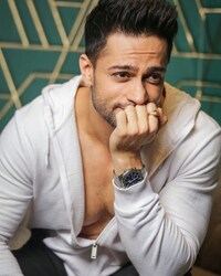  शालीन भनोट को दुकान पर काफी डांट पड़ती थी. दुकान का मालिक उनके व्यवहार के लिए डांटता था. दरअसल, शालीन उस समय अंग्रेजी सीख रहे थे. एक ग्राहक से डील करते वक्त उन्होंने गलत तरीके से पूछा. (फोटो साभारः Instagram @shalinbhanot)