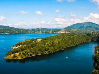  मेघालय की राजधानी शिलांग  (Shillong) उन जगहों में गिनी जाती है जहां शहरी जीवन के साथ साथ नेचुरल ब्‍यूटी भी नजर आता है. ये जगह समुद्र तल से 1491 मीटर की ऊंचाई पर स्थित है जिसे पूर्व का स्कॉटलैंड भी कहा जाता है. पहाड़, झरने, झील और गुफाएं शिलांग की खूबसूरती में चार चांद लगाते हैं. यहां आएं तो शिलांग पीक, उमियम झील, हाथी झरना, स्‍वीट फॉल्‍स सहित अन्‍य टूरिस्‍ट जगहों पर जरूर जाएं. Image : Canva