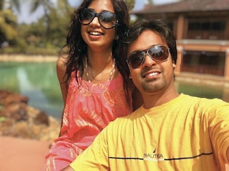  इस शादी समारोह के दौरान शिलादित्य ने श्रेया को रिंग का बॉक्स बाहर निकालने के लिए कहा था और उसी वक्त उन्होंने सिंगर से कहा देखो गिलहरी और फिर श्रेया पागल की तरह इधर-उधर गिलहरी को ढूंढने लगी थीं, लेकिन उन्हें कहीं गिलहरी दिख नहीं पा रही थी, तभी शिलादित्य ने उनके सामने रिंग निकालकर रख दी थी. श्रेया के लिए वह काफी फनी मूमेंट था. उन्हें शिलादित्य के प्रपोज करने का तरीका काफी पसंद आया था. (फोटो साभारः Instagram @shiladitya)