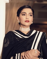  सोनम कपूर ने कहा था,"मेरे पुराने रिश्तेदार मुझसे कहते थे- इतनी सांवली हो गई है, इतनी काली है और लंबी है. तुझसे कौन शादी करेगा? लोग क्या कहेंगे.- ये वो दौर था कि आपके मन में शादी खयाल आते हैं. शादी के लिए सुंदर दिखना होता है." (फोटो साभारः Instagram @sonamkapoor)