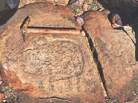 अरावली की पहाड़ियों पर मिले करीब 10,000 साल पुराने भित्तिचित्र. (twitter.com/ravikarkara)