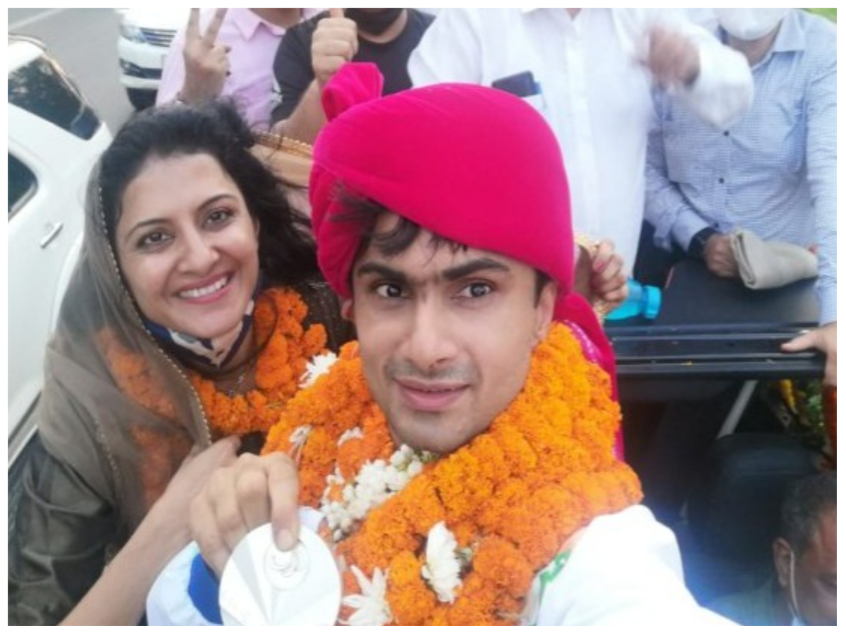  Suhas LY Love Story: आईएएस सुहास एलवाई (Suhas LY Wife) और पीसीेस ऋतु सुहास (PCS Ritu Suhas) ने 2008 में शादी की थी. इनके दो बच्चे हैं. सुहास एलवाई ने अपनी पत्नी ऋतु सुहास के मॉडलिंग पैशन को हर तरह से सपोर्ट किया. इसमें कोई शक नहीं है कि यह अफसर कपल हर किसी का बहुत पसंदीदा है. दोनों ही एनसीआर के दो प्रमुख शहरों का प्रशासन संभालने के साथ ही अपने पैशन को भी पूरा वक्त देते हैं. इनकी जोड़ी और इनकी उपलब्धियों, दोनों की ही काफी तारीफ की जाती है.
