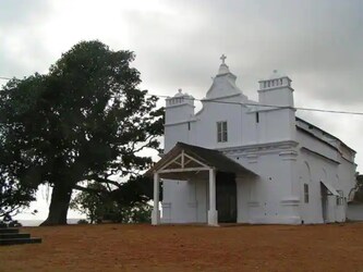  द चर्च ऑफ थ्री किंग्स, गोवा (The Church Of Three Kings, Goa): इस चर्च के पीछे की कहानी इस बात का एक उत्कृष्ट उदाहरण है कि क्यों दुनिया में मनुष्य की आवश्यकता के लिए पर्याप्त है, लेकिन उसके लालच के लिए नहीं. अतीत में तीन पुर्तगाली राजा हमेशा गोवा राज्य के लिए लड़ते थे. अंत में, उनमें से एक ने अन्य दो को इस प्रसिद्ध द चर्च ऑफ थ्री किंग्स में मिलने के लिए बुलाया और उन्हें जहर दे दिया. जब लोगों को पता चला कि राजा ने क्या किया है, तो वे खून से लथपथ भीड़ में उसके पीछे आए. पब्लिकली पीट-पीटकर मार डाले जाने से अधमरा होकर उसने जहर खाकर आत्महत्या कर ली. तीनों को एक ही चर्च में दफनाया गया था. यह भारत में एक भूतिया जगहों में से एक है. (फोटो: सोशल मीडिया)