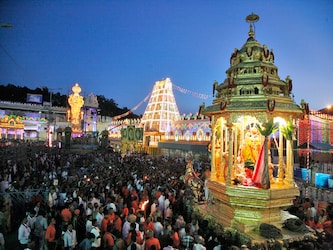 मंदिर के एक अधिकारी ने कहा कि ट्रस्ट लगातार समृद्ध होता जा रहा है. पहाड़ी पर बने इस मंदिर में भक्तों से मिलने वाली नकदी और सोने का चढ़ावा लगातार बढ़ रहा है. ब्याज दरों में बढ़ोतरी के कारण बैंकों में सावधि जमा से भी अधिक आय मंदिर को मिल रही है.