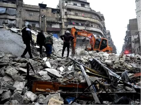 तुर्की-सीरिया में विनाशकारी भूकंप के कारण लाखों लोगों के सामने संकट आ गया है. (AFP फोटो)