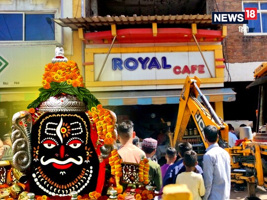 उज्जैन में नगर निगम और पुलिस प्रशासन की टीम ने अतिक्रमण हटाने की कार्रवाई की है.