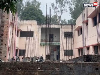  अश्‍वनी कुमार ने कहा है क‍ि हमने उच्य अधिकारियों से सीढ़‍ियां बनवाने की मांग की है. हालांकि सीढ़ियां न होने से ऊपर बना सेकेंड फ्लोर भूत बंगला बनता जा रहा है.