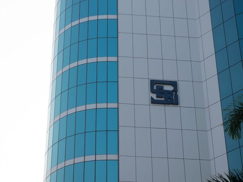 SEBI बाजार नियामक है जो मार्केट में स्थिरता बनाए रखने के लिए जिम्मेदार है. (Shutterstock)