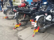 पुलिस सीज कर रही बाइक, कटेगा ₹25,000 तक का चालान, आपने तो नहीं की ये 3 गलतियां