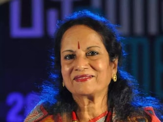  वाणी जयराम (Vani Jairam): प्लेबैक सिंगर वाणी जयराम ने विभिन्न भाषाओं में 10,000 से अधिक गीत गाए हैं, जिनका 4 फरवरी को निधन हो गया, वे 78 वर्ष की थीं. अपने पांच दशक लंबे करियर में, तमिलनाडु के वेल्लोर में पैदा हुए गायक ने संगीत उद्योग में एआर रहमान, केवी महादेवन, इलैयाराजा, के. भाग्यराज, जेवी राघवुलु और एमएस विश्वनाथन जैसे बड़े नामों के साथ काम किया था. वाणी जयराम को 'प्रणति प्रणति', 'ओका बृंदावनम', 'अंडेला रावमिधि', 'श्री सूर्यनारायण', 'मिन्नेती सोरिडु वाचनम्मा' जैसे गीतों के लिए जाना जाता है.