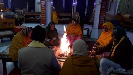  आर्य समाज के संत महात्मा नारायणस्वामी ने साल 1928 में हरिद्वार में व्यवस्थित ढंग से वानप्रस्थ आश्रम बनाया था. यह एक साधारण वृद्धावस्था आश्रम नहीं है बल्कि यहां रहकर बुजुर्ग ध्यान और अध्ययन के जरिए अपनी आध्यात्मिक चेतना को बढ़ाते हैं. वानप्रस्थ आश्रम में साढ़े तीन सौ कुटिया बनी हुई हैं, जो निर्धारित पात्रता रखने वाले बुजुर्गों को आवंटित की जाती हैं. इन कुटियाओं में दंपत्तियों के लिए अलग जबकि अकेले बुजुर्गों के लिए अलग कुटिया बनी हैं.