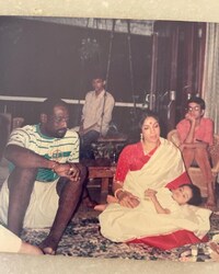  विवियन रिचर्ड्स और नीना गुप्ता: विवियन रिचर्ड्स की गिनती सर्वकालिक शीर्ष बल्लेबाजों में होती है. 1980 के दशक में दिग्गज को भारतीय अभिनेत्री नीना गुप्ता से प्यार हो गया था. इन दोनों के प्यार के चर्चे खुलेआम थे. दोनों को एक साथ खूब देखा गया, लेकिन रिचर्ड्स ने नीना से कभी शादी नहीं की. हालांकि, नीना गुप्ता और विवियन रिचर्ड्स एक बेटी मसाबा गुप्ता है. नीना ने मसाबा को सिंगल मदर के तौर पर पाला है, लेकिन विवियन लगातार मसाबा और नीना के संपर्क में बने रहे.15 जुलाई 2008 को नीना गुप्ता ने नई दिल्ली में रहने वाले विवेक मेहरा से शादी की. (Masaba Gupta/Instagram)