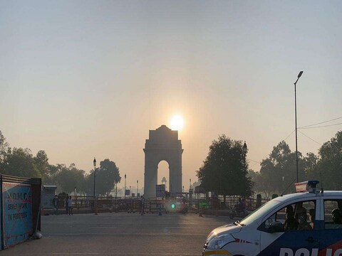 मौसम विभाग ने पूर्वानुमान जताया है कि पश्चिमी विक्षोभ के प्रभाव के कारण देश के कुछ राज्यों में हल्की से मध्यम बारिश और पहाड़ों पर बर्फबारी हो सकती है. (File Photo)