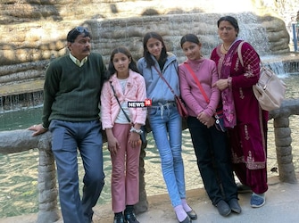  जानकारी के अनुसार, शिमला के ठियोग के सीनियर सेकेंडरी स्कूल बलग में टॉप करने वाले मेधावी बच्चों को प्रिंसिपल डा. संदीप शर्मा ने चंडीगढ़ की सैर करवाई है.