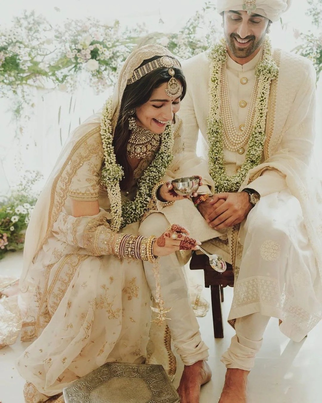 आलिया भट्ट- बॉलीवुड की बेहतरीन अभिनेत्रियों में शुमार आलिया भट्ट भी बतौर चाइल्ड आर्टिस्ट काम कर चुकी हैं. उन्होंने 'संघर्ष' में एक छोटा रोल किया था. वहीं रणबीर कपूर से शादी के बाद अब आलिया भट्ट अब एक बच्ची की मां बन चुकी हैं. (फोटो साभारः इंस्टाग्रामः @aliaabhatt)