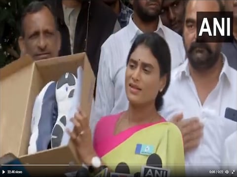 वाईएस शर्मिला ने सीएम केसीआर को राज्य की पदयात्रा की दी चुनौती. (फोटो-ANI वीडियो ग्रैब)

