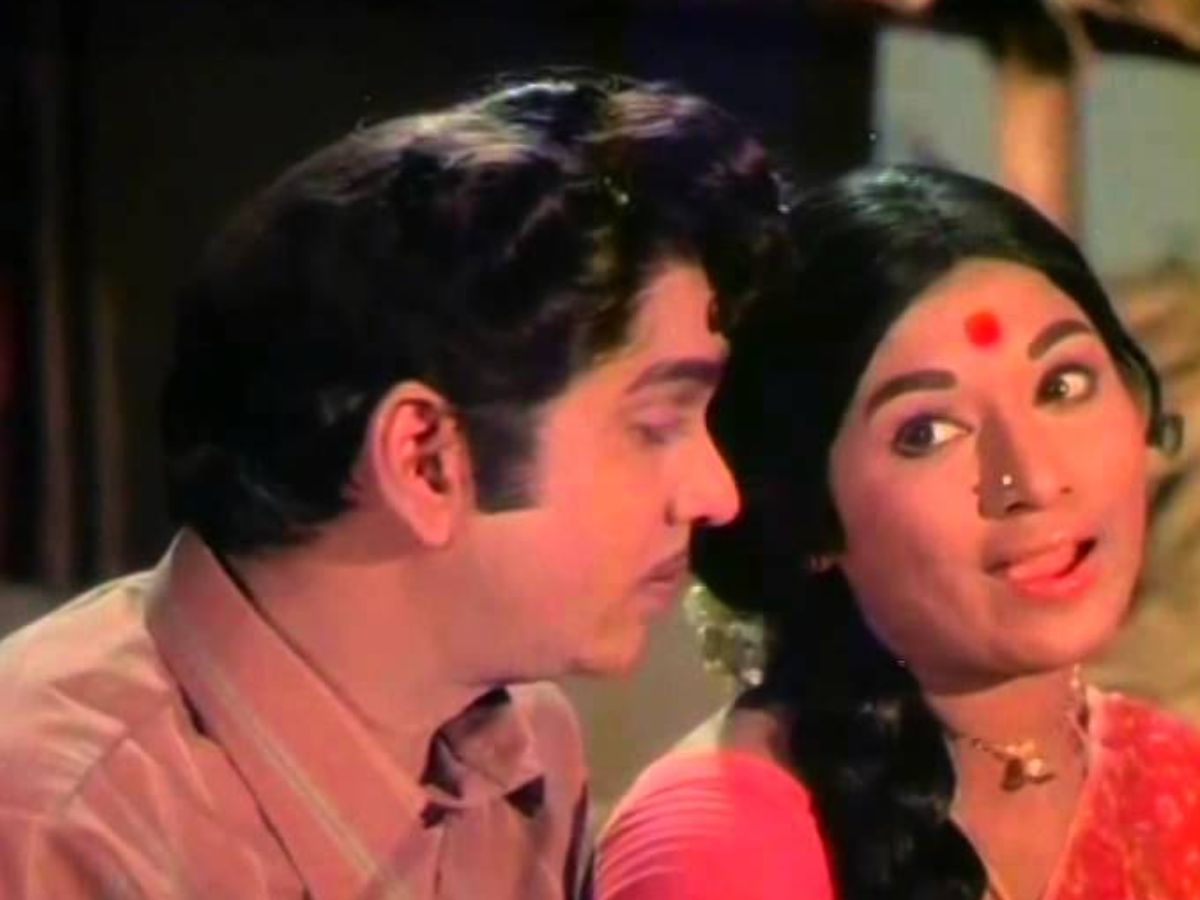  अक्किनेनी नागेश्वर राव - वनीस्री (Akkineni Nageswara Rao – Vanisree): अक्किनेनी नागेश्वर राव और वनीश्री ने पहली बार 1969 की फिल्म 'अथमीयुलु' में एक साथ अभिनय किया, जो हिट रही. दर्शकों का अपार प्यार पाने के बाद इन दोनों ने 'दशहरा बुलोडु', 'प्रेमनगर', 'अलुमगालु, पवित्रबंधम', 'विचित्रबंधम', 'कोडुकु कोडालू', 'बंगारू बाबू', 'सचिव' और 'चक्रधारी' जैसी बैक-टू-बैक सुपरहिट फिल्में दीं. वर्तमान में भी, चार दशकों से अधिक समय के बाद, एएनआर और वनीश्री अब तक के सर्वश्रेष्ठ टॉलीवुड ऑनस्क्रीन जोड़ों में से हैं. उनके प्रशंसकों को उम्मीद थी कि वे शादी कर लेंगे, लेकिन ऐसा नहीं हुआ.