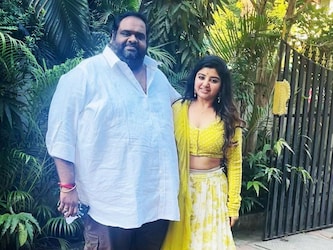  फिल्म प्रोड्यूसर अक्सर अपनी वाइफ को लग्जरी लाइफ देने की कोशिश करते हैं. वे काम से ब्रेक लेकर उन्हें रेस्त्रां भी ले जाते हैं और दोनों को साथ देख लोग कयास लगा रहे हैं कि अब ये कपल पेरेंट्स बनने की राह पर है.
