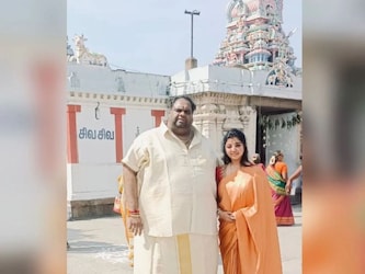  South Actress Mahalakshmi And Ravindar chandrasekaran: साउथ के फिल्म प्रोड्यूसर ने स्टार वाइफ संग तस्वीर शेयर की है जिसमें दोनों किसी मंदिर के सामने फोटो क्लिक कराते देखे जा सकते हैं. ये कपल तमिल फेस्टिवल Thai Poosam के मौके पर मंदिर भगवान का आशीर्वाद लेने पहुंचा था. फोटो को शेयर कर कैप्शन में लिखा, 'थाई पूसम - हम न केवल उन रिश्तों के लिए प्रार्थना करते हैं जिनसे हम प्यार करते हैं बल्कि उन रिश्तों के लिए भी प्रार्थना करते हैं जो हमें प्यार करते हैं.'