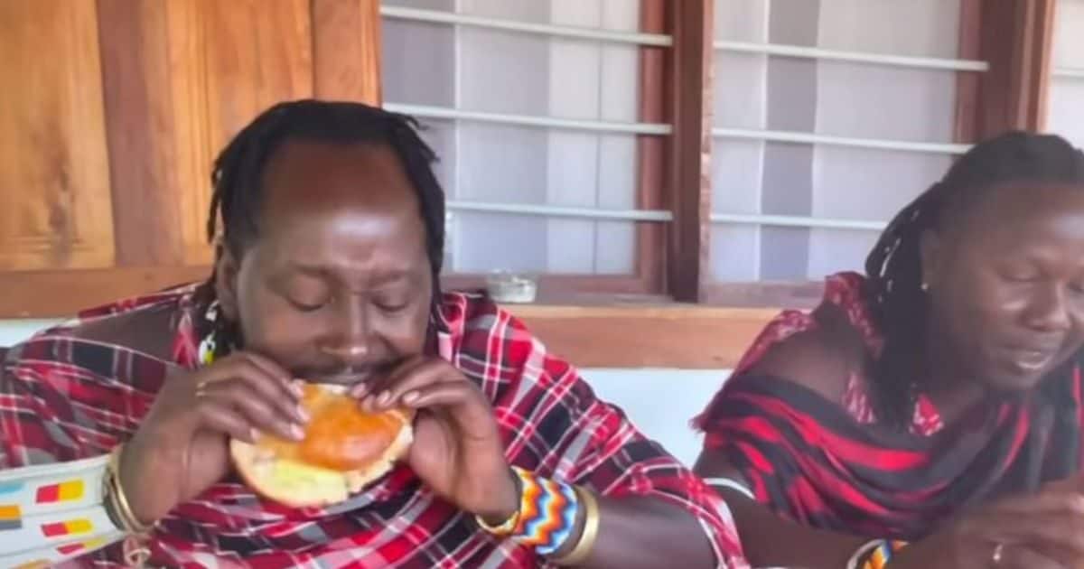 Tribals came out of the forest and reached the city, ate burger together!  The taste of food will tell the happiness of the face