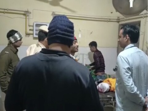 अलवर में अस्पताल में घायलों का इलाज करते चिकित्साकर्मी.