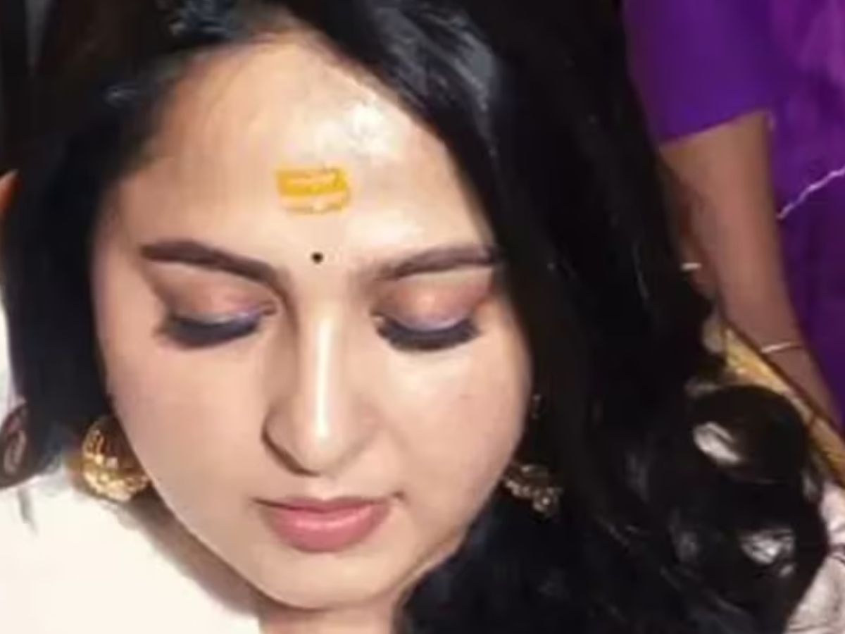  अभिनेत्री की ये तस्वीरें महा शिवरात्रि के मौक पर आई हैं जिन्हें देख लोग हैरानी जता रहे हैं. हाल ही में, वह अपने परिवार के सदस्यों के साथ शिवरात्रि समारोह में शामिल हुईं. इस मौके पर उनके वीडियो वायरल हो गए. दरअसल, अब अनुष्का पहले की तरह परफेक्ट शेप में नहीं दिख रही हैं.इसमें अनुष्का को देखकर फैंस चौंक गए हैं.