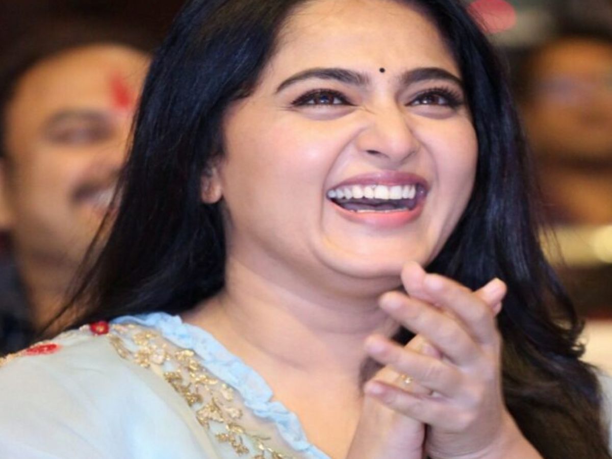  अभिनेत्री ने एक इंटरव्यू में खुलासा किया कि उनकी बीमारी है उनकी हंसी न रुकना. वे अगर एक बार मुस्कुरा दें तो कम से कम 10 से 15 मिनट तक लगातार हंसती रहती हैं.