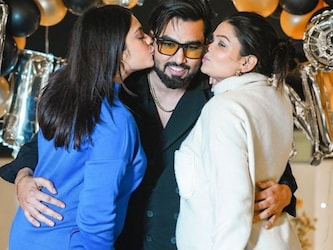  मुंबईः फेमस यूट्यूबर अरमान मलिक (Armaan Malik Payal Malik) अपनी दोनों बीवियों को लेकर अक्सर चर्चा में रहते हैं. यूट्यूबर की दो बीवियां पायल मलिक और कृतिका मलिक (Armaan Malik Kritika Malik) हैं और दोनों ही इन दिनों प्रेग्नेंट हैं. दोनों की डिलीवरी डेट भी नजदीक है. अपनी दोनों बीवियों की प्रेग्नेंसी को लेकर अरमान मलिक खासे ट्रोल होते हैं. इन सबके बीच अक्सर ये सवाल भी उठता रहा है कि आखिर कृतिका ने शादीशुदा अरमान से कैसे शादी कर ली और पायल के साथ उनकी इतनी अच्छी अंडरस्टैंडिंग कैसे है. कई इस पर सवाल करते भी दिखाई दे जाते हैं. वहीं कई ये भी पूछते हैं कि क्या इस शादी में पायल (Armaan Malik First Wife) की भी रजामंदी थी. तो चलिए आपको बताते हैं, यूट्यूबर अरमान मलिक और कृतिका मलिक की लव स्टोरी के बारे में. (फोटो साभारः इंस्टाग्रामः @payal_malik_53)
