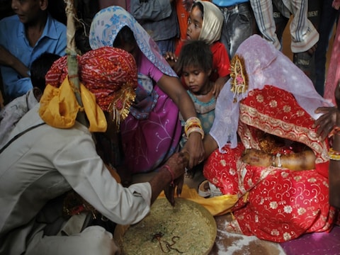मुख्यमंत्री ने बाल विवाह के जिलेवार दर्ज हुए मामले की लिस्ट जारी की और कार्रवाई में सहयोग की अपील की. (प्रतीकात्मक फोटो)