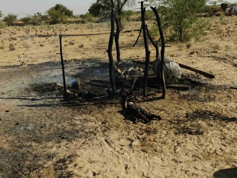 बाड़मेर में हुई आगजनी के बड़ी घटना में झोपड़ी पूरी तरह से जलकर राख हो गई.