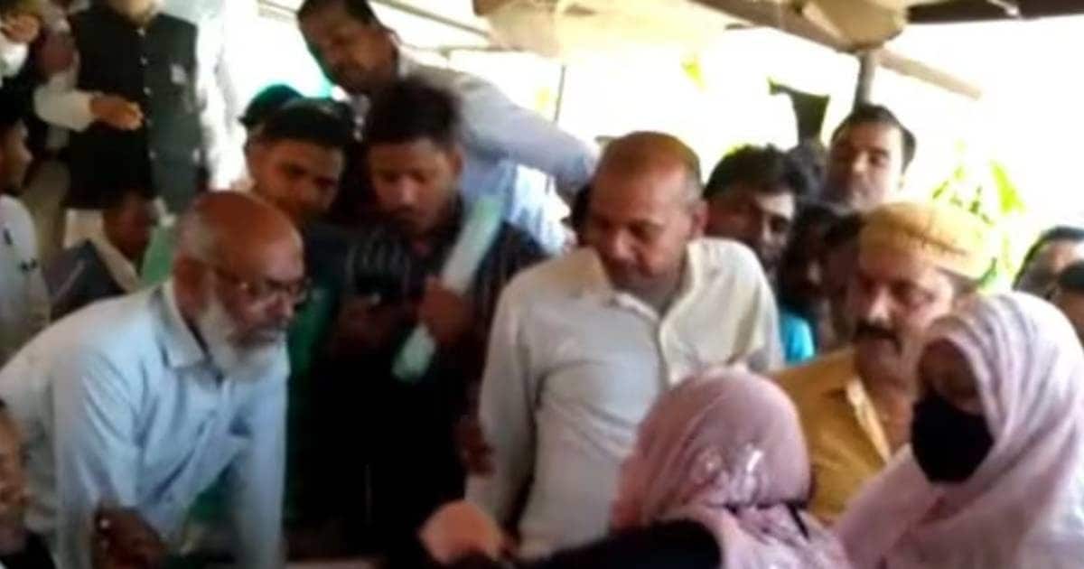 3 wives together thrashed the husband, was angry with him/her for the fourth marriage, thrashed in the court premises itself!