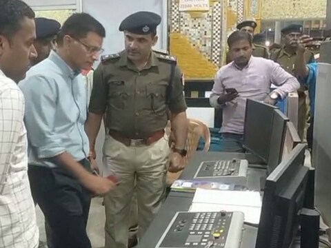 निरीक्षण करते अधिकारी.