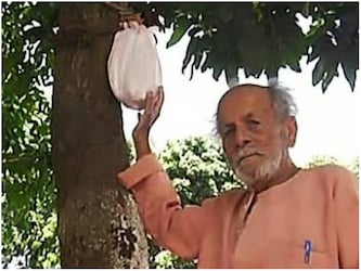  पूर्णिया के 90 वर्ष के बुजुर्ग साहित्यकार भोलानाथ आलोक की पत्नी पद्मा रानी का निधन 25 मई 1990 को हो गया था. इसके बाद 32 सालों तक भोलानाथ ने अपनी पत्नी के प्यार की निशानी के रूप में उनका अस्थि कलश सिपाही टोला स्थित अपने घर में आम के पेड़ में लटकाए रखा. वह प्रतिदिन अपनी पत्नी के अस्थि कलश पर आकर गुलाब का फूल चढ़ाते और अगरबत्ती दिखाकर प्रणाम करते थे.