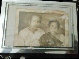  घर के सभी सदस्य इस स्थान पर मत्था टेक कर ही घर में आते हैं या फिर बाहर जाते हैं. अस्थियों की पोटली देखकर हमें महसूस होता है कि वे हमारे पास ही हैं और ये पवित्र प्रेम कहानी जैसे फिर से लिखी जा रही है. जब भी प्रेम का ये मौसम आएगा 'पद्मा और भोलानाथ' की कहानी जवां हो उठेगी.