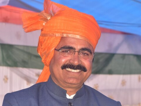 Ashoknagar News: एमपी के पीएचई मंत्री ब्रजेंद्र सिंह यादव पर विकास यात्रा के दौरान किसी ने खुजली वाले पौथे का पाउडर छिड़क दिया. (Photo-News18)
